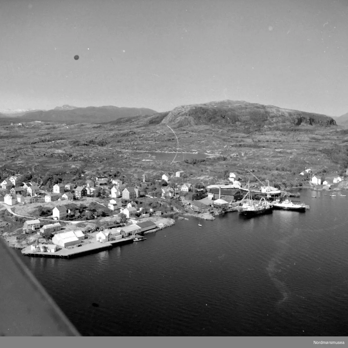 Luftfoto fra Sterkoder Mekaniske Verksted i Kristiansund. Det er Nils Williams som står som fotograf.