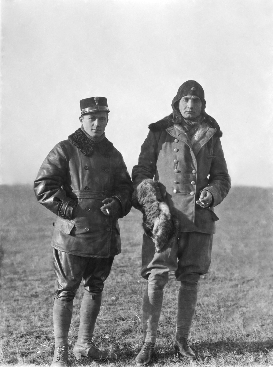 Portättfoto av två militära flygare från Österrike-Ungern med cigarett i hand.