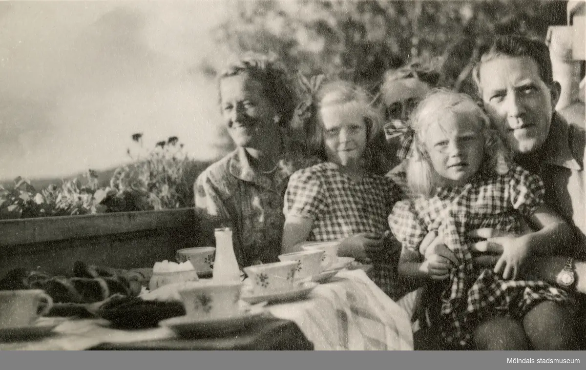Clary Belfrage och familjen Pettersson sitter på balkongen och fikar, Gamlehagsvägen i Torrekulla 1950. Från vänster: Clary, Eva (gift Kempe), mamma Rosa, Karin (gift Hansson) och pappa Bror "Petter".