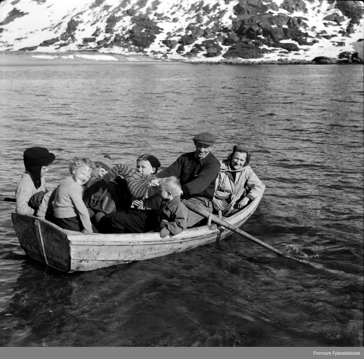 Robåt. Havøysund mai 1955. Skipper Harald og Reidun Berg med barna Ragnhild og Knut. Videre Odd og Randi Bjørnstad og Trygve Johannes Olsen.