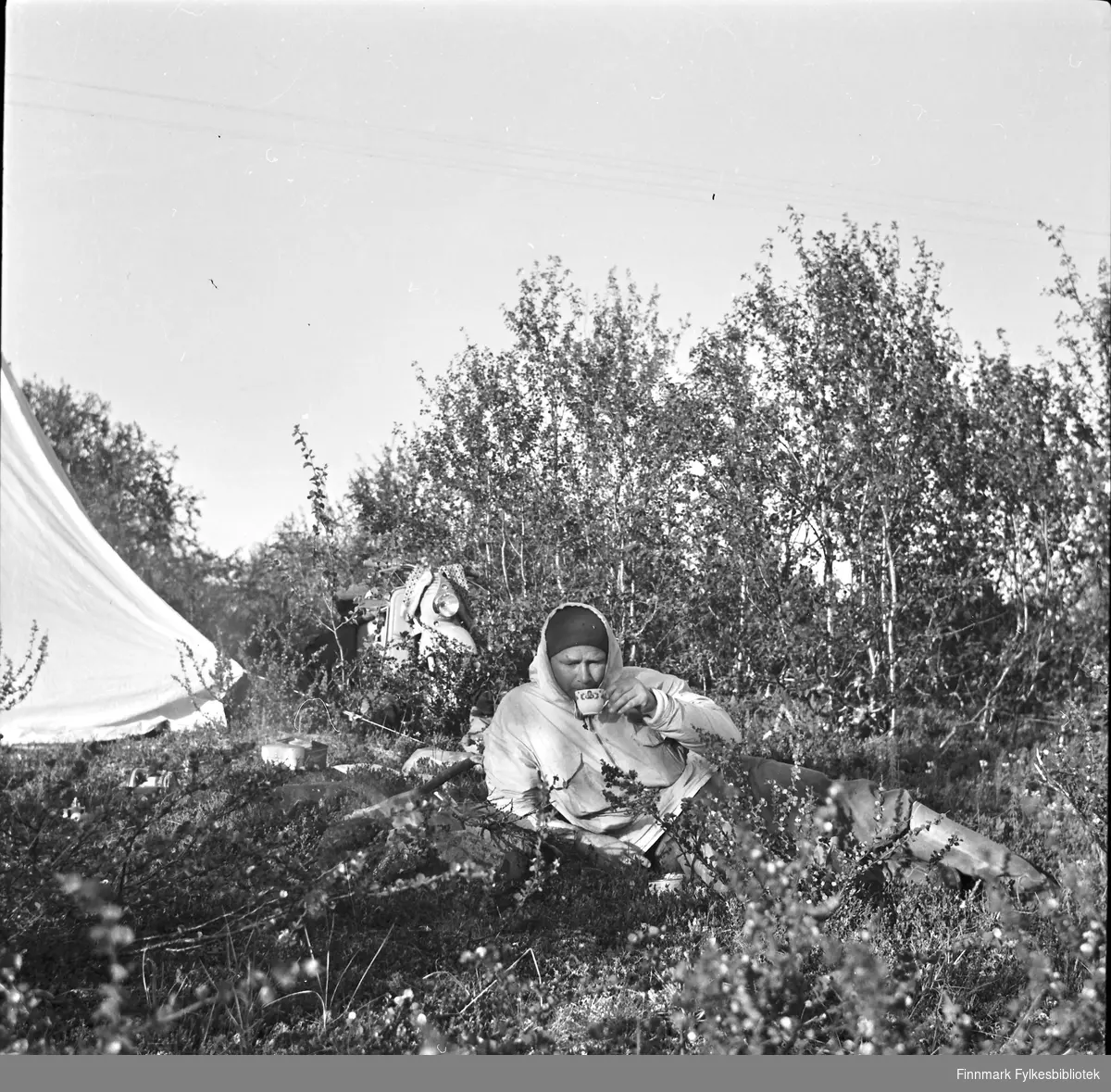 Scooterferie 1955 i et sted i Finnmark, muligens i Finnmarksvidda. Campingliv med mygg.