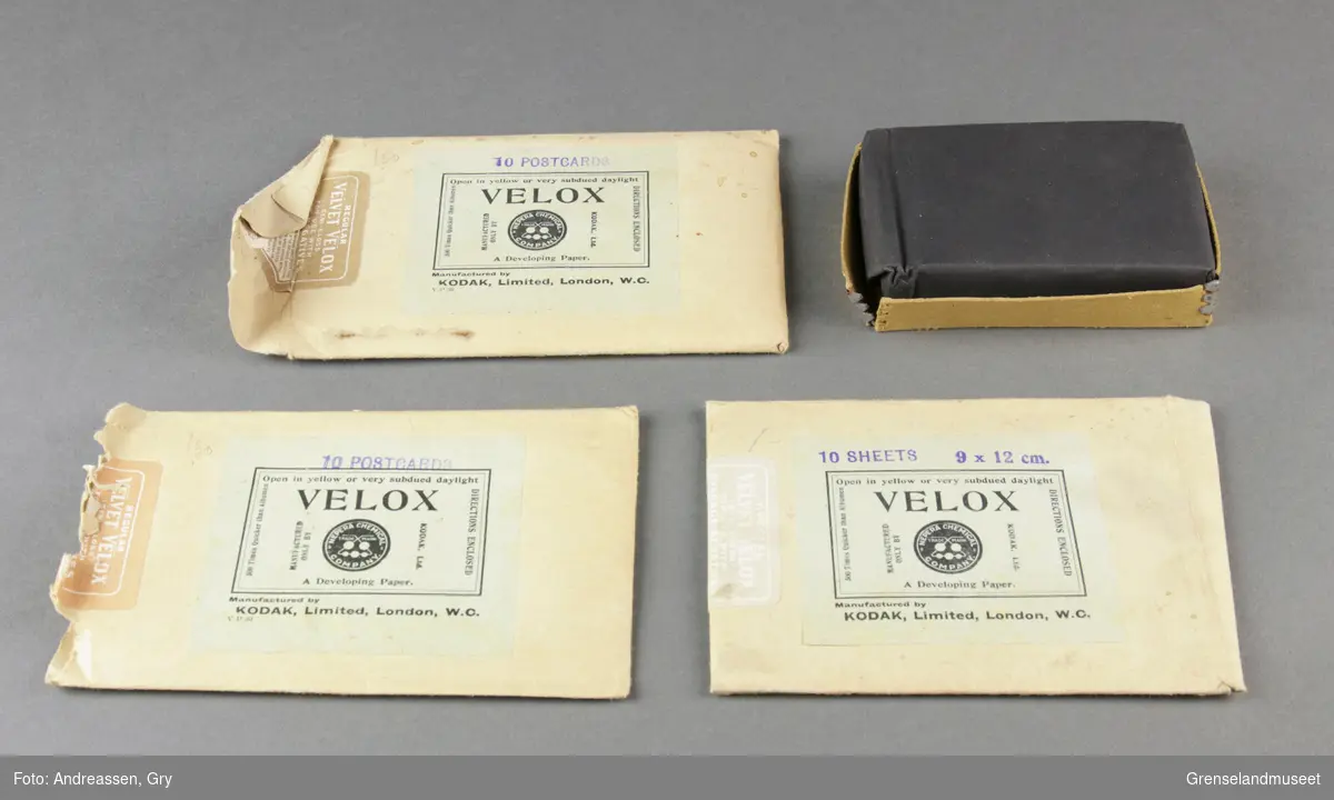 Fire pakker med fotofremkallingspapir som er postkort. To av typen VELOX fra Kodak og en pakke SATRAP. Den fjerden pakken er en eske med mindre fotopapir.