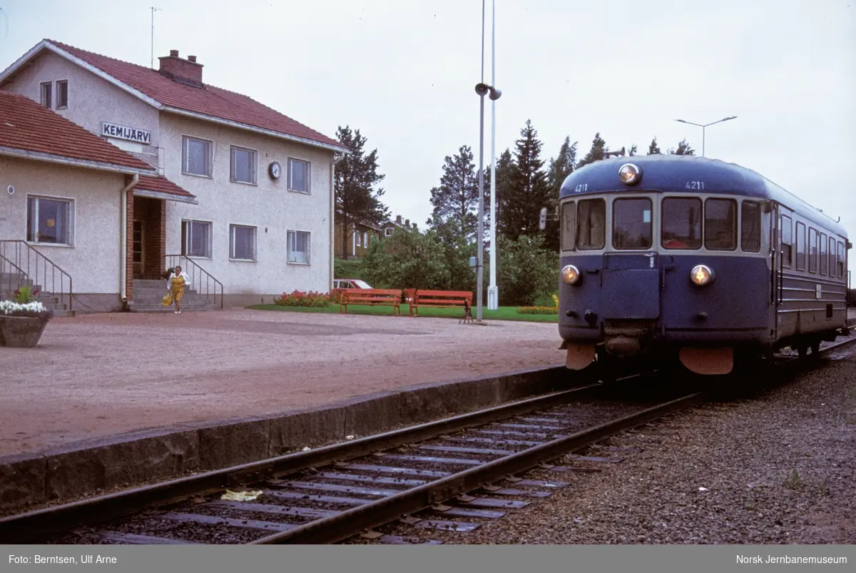 Dieselmotorvogn nr. 4211 med persontog på Kemijärvi stasjon i Finland
