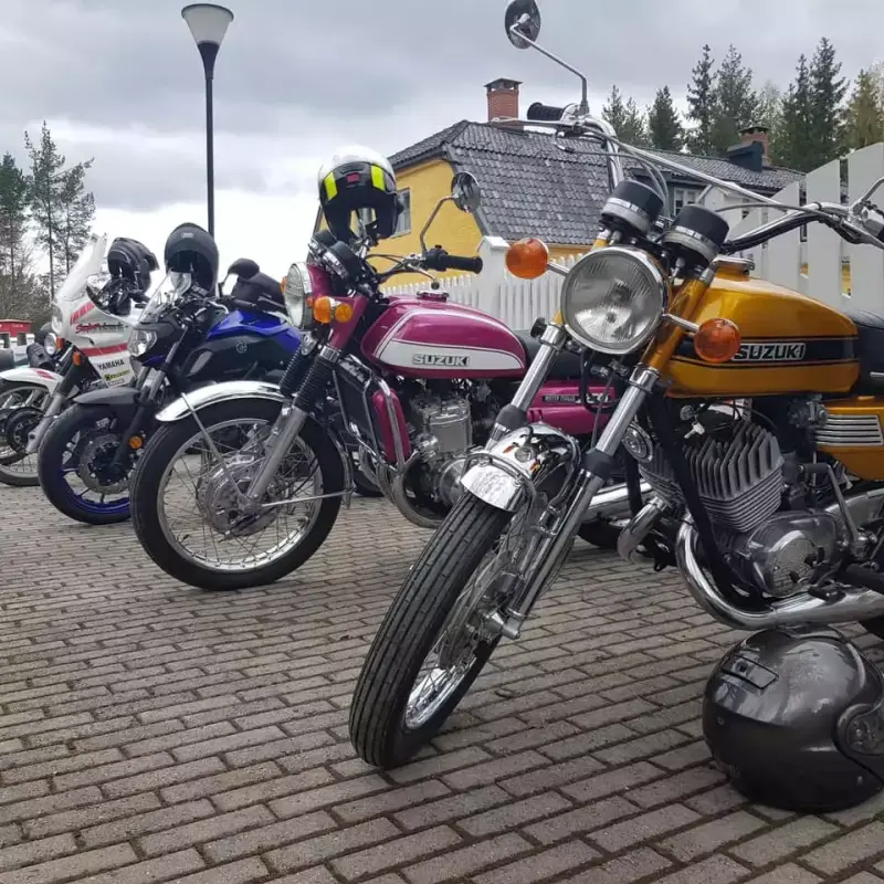 Bildet viser motorsykler utenfor Lysaker gjestgiveri på Norsk vegmuseum.