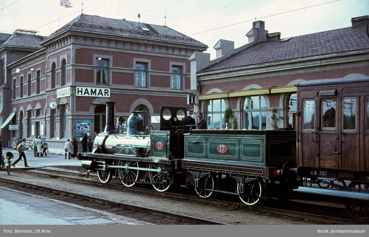 Damplokomotiv 2a nr. 17 "CAROLINE" på Hamar stasjon i anledning "Jernbanedagene 1977"