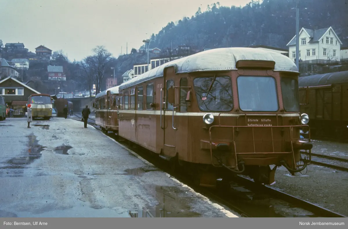 To dieselmotorvogn type BM 87 med BM 87 07 nærmest, med persontog til Sira på Flekkefjord stasjon