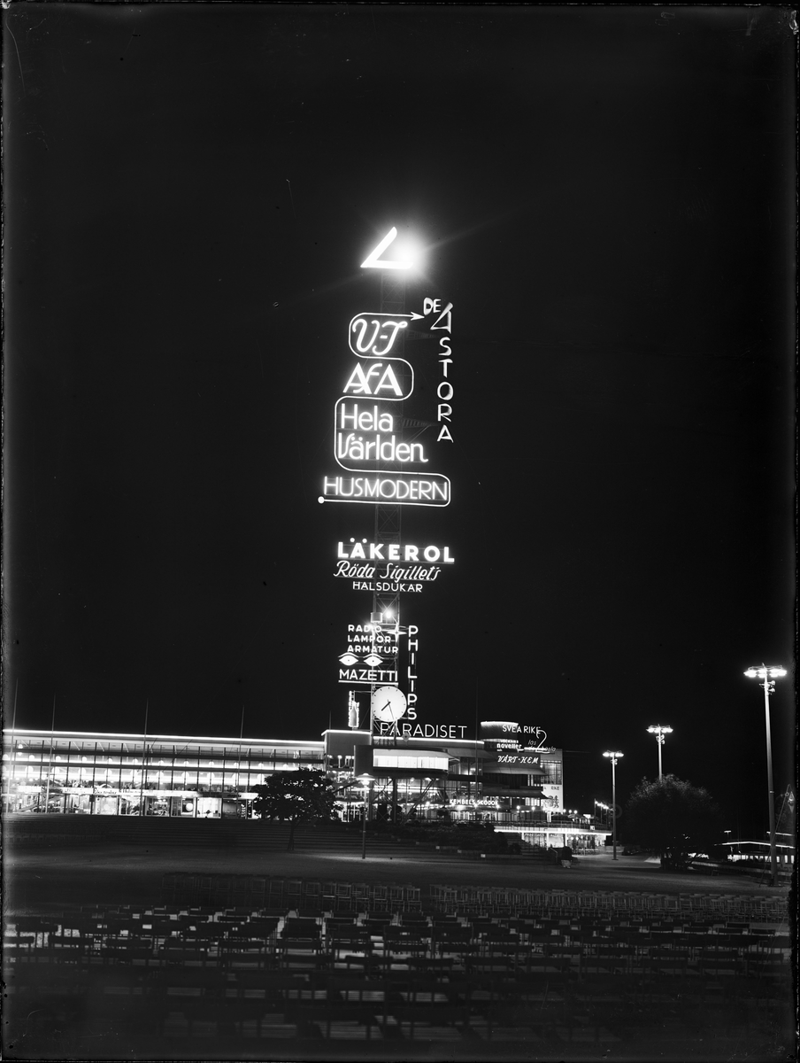 Stockholmsutställningen 1930
Kvällsbild på restaurang Paradiset och reklammasten.