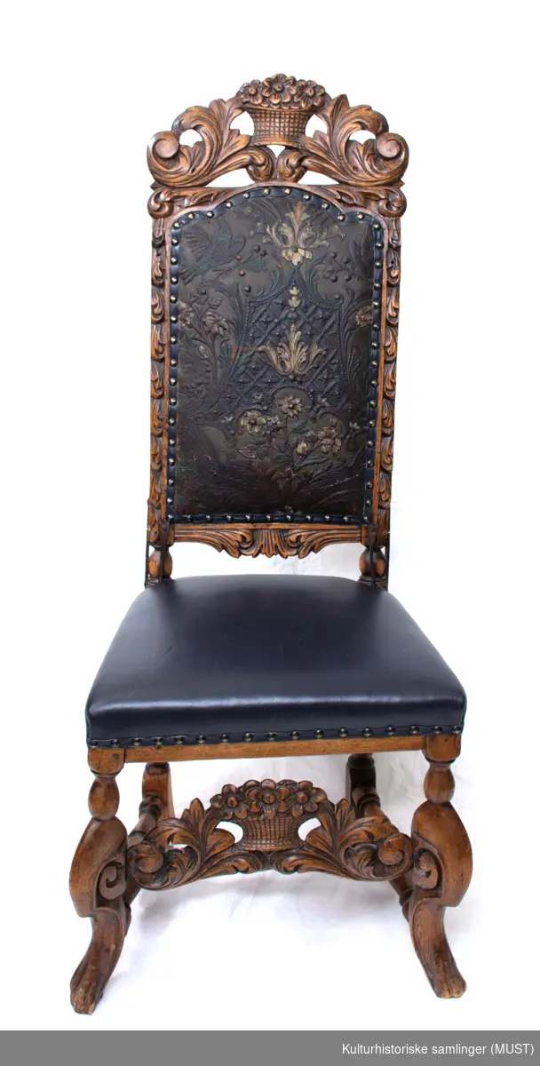 Barokkstol av ask med høy rygg, akantus, blomsterurner og gyllenlær.