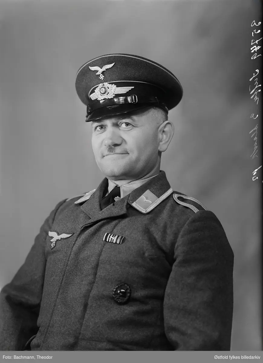 Portrett av tysk soldat i uniform. Offiser. Navn: Suffa. Luftwaffe.