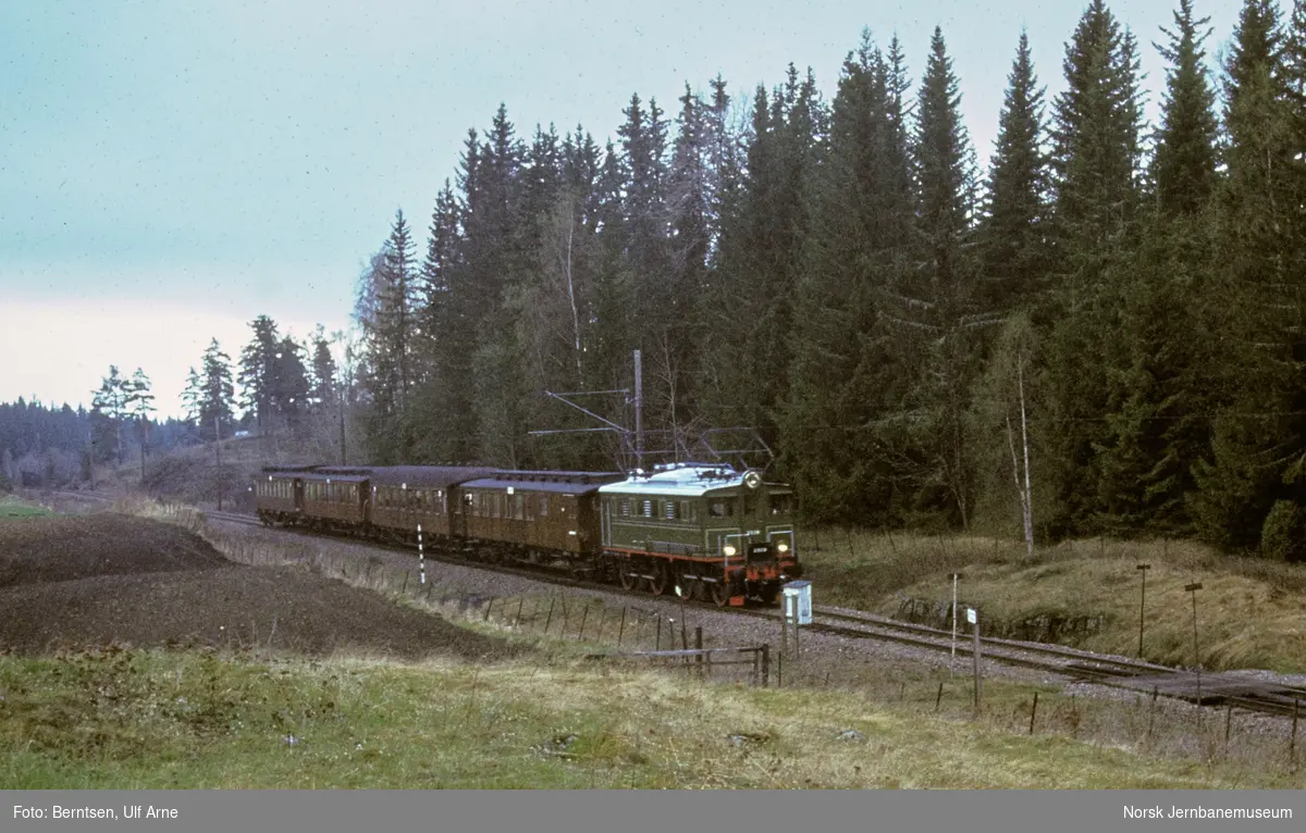 Elektrisk lokomotiv El 5 2039 med veterantog mellom Jaren og Bleiken på Gjøvikbanen