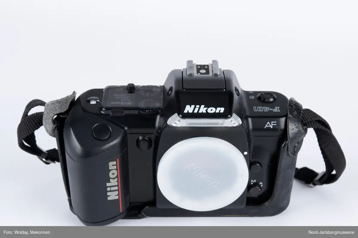Kamera av typen Nikon F 401, med futteral