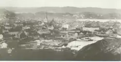 Kristiansand S. Byen sett fra Dueknipsen ca. 1910.
