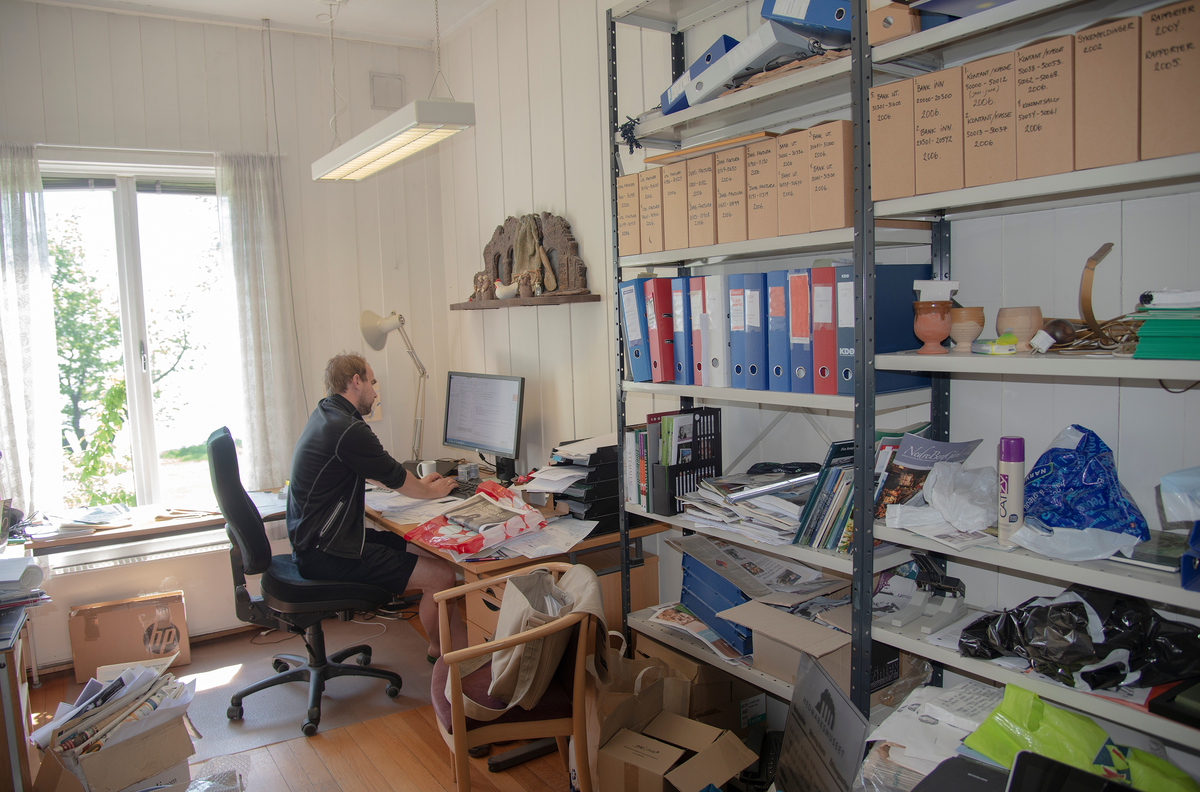 Magnus Sempler Holte sittende på sitt kontor i Storhamarbyggningen.

