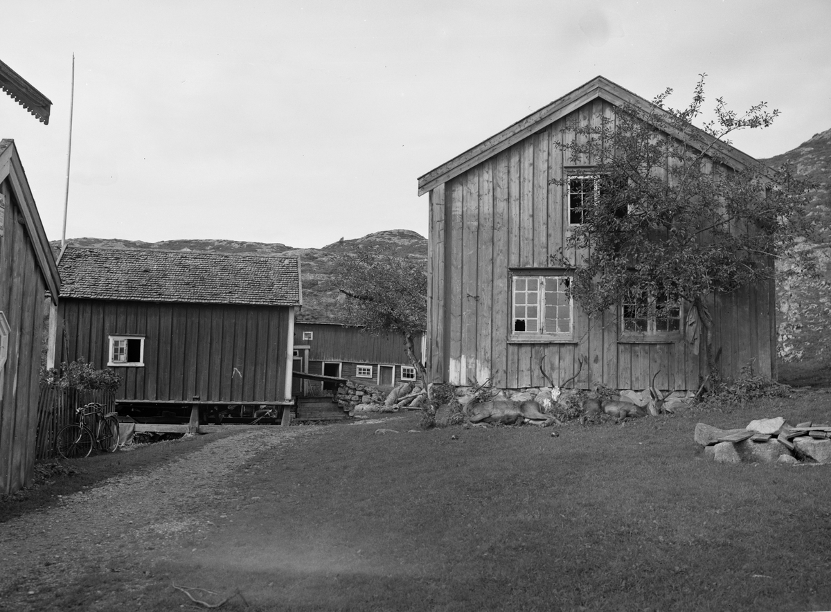 Hovedbygningene på Nord Akset, Sandstad, Hitra, sett fra øst.