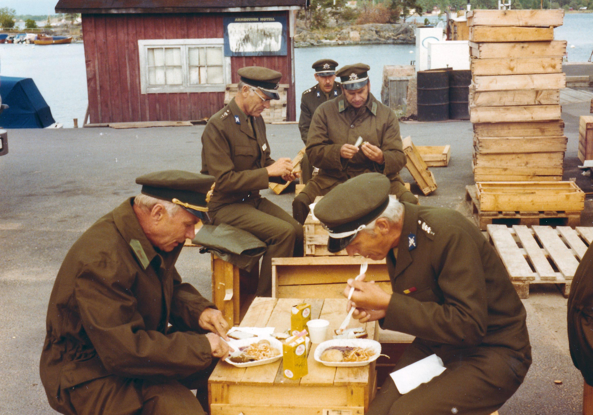 Fältlunch. Underhållsfältövning i Norrköpingsområdet 1976 med deltagare från samtliga trängregementen, intendenturkåren och medicinalkåren.