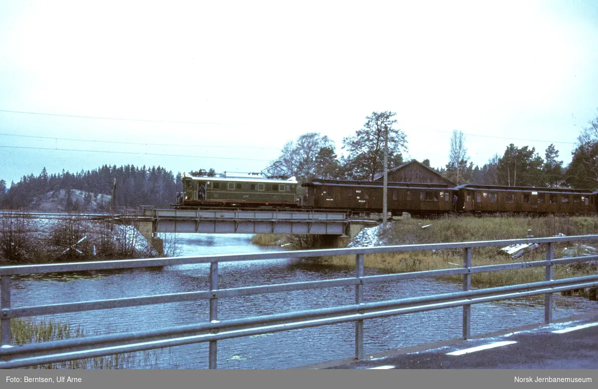 Elektrisk lokomotiv El 5 2039 med veterantog på bru over Kornsjø på Østfoldbanen