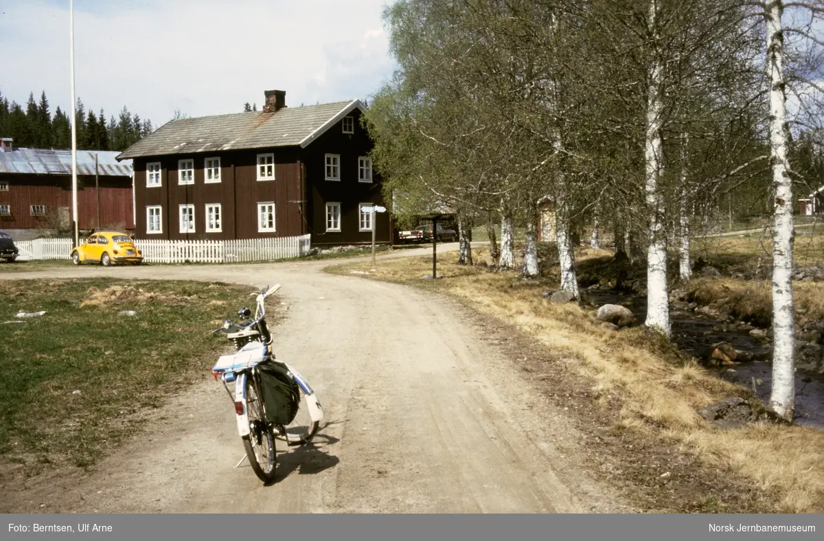 Med sykkel ved gårdsbruket Gammelsaga i Stange kommune