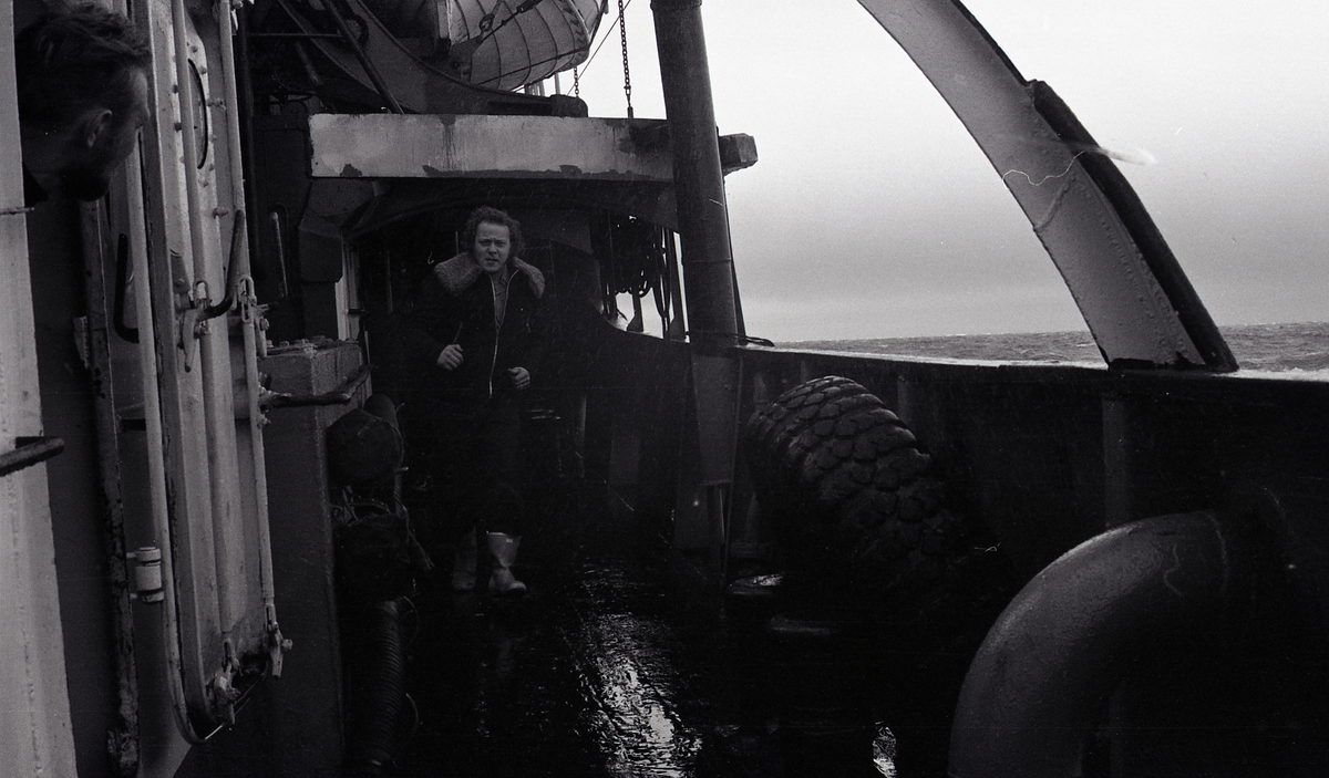 Mann ombord i "Kommunar", underveis til Barentsburg.  
