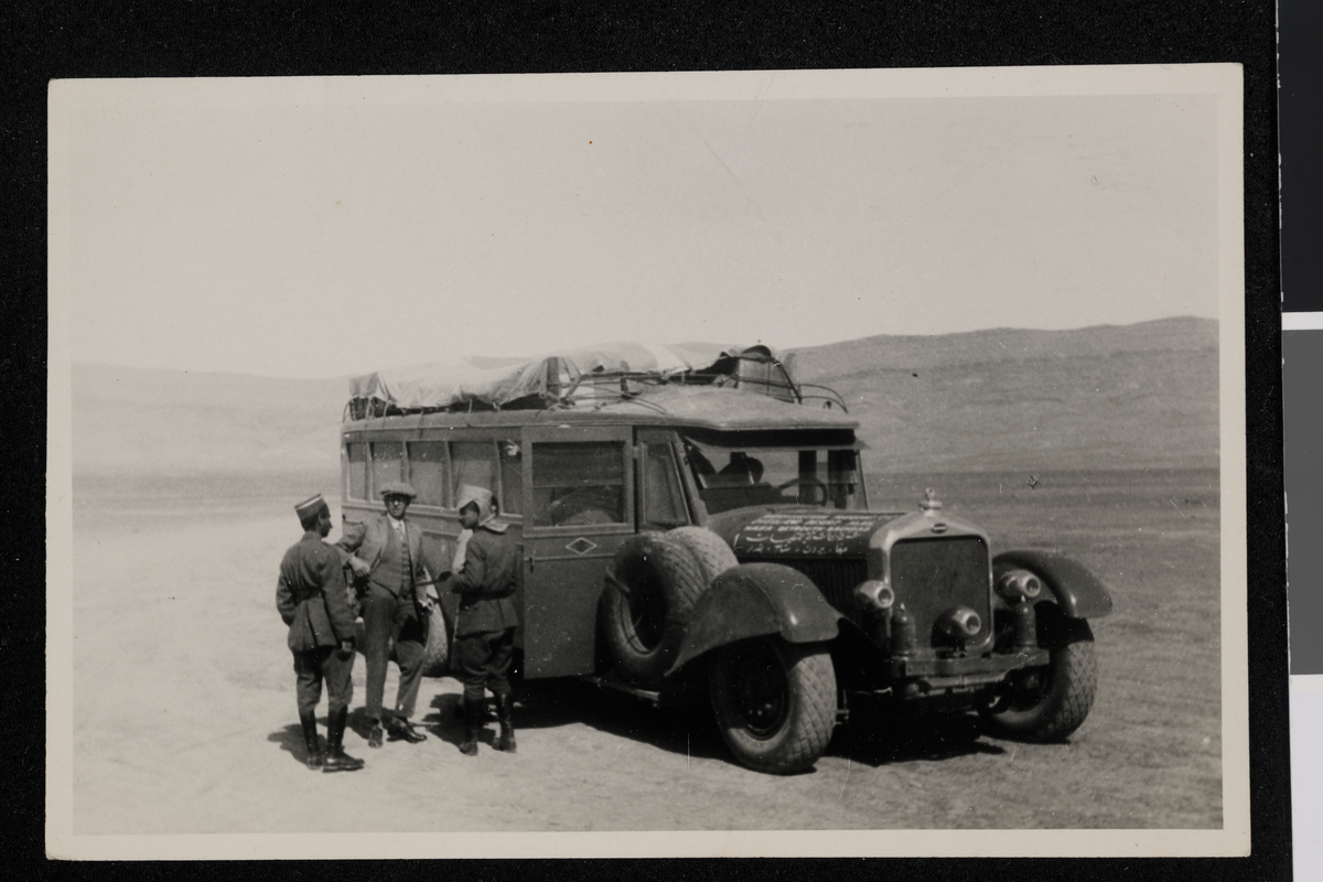 Menn utenfor en bil i ørkenen. Antatt fra Meyers egen reise i Iran. Fotografi tatt av/ samlet inn av Elisabeth Meyer fra reise til Iran 1929.