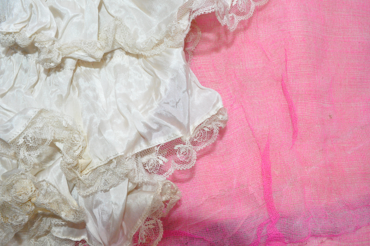 Rosa klänningsliv med vita ärmar i konstfibrer.