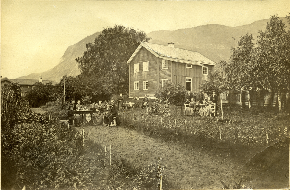 Doktorgården
Futegården i Nes som senere ble Doktergården. Ii forgrunnen ser vi fogden Ræder med familie i 1865.
