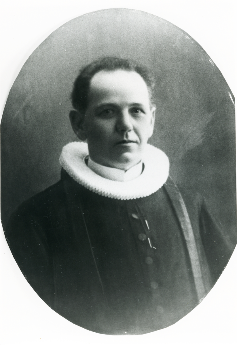 Portrett av sogneprest  Jacob Schulz i Nes 1912-1917
