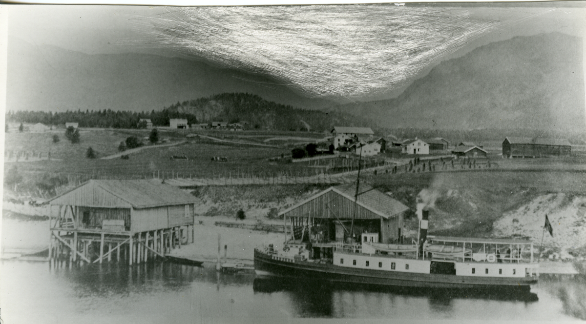 Båt på Krøderen
Gulsvik brygge, før Bergensbanen ble satt i drift, var denne en sentral plass når det gjalt varetransporten til hele Hallingdal.
Herfra ble varene fraktet med hest.


Gulsvik gårdene i bakgrunn.

