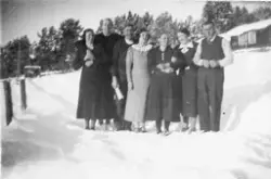 Vinterbilde. Bilde av 7 personer i snøen