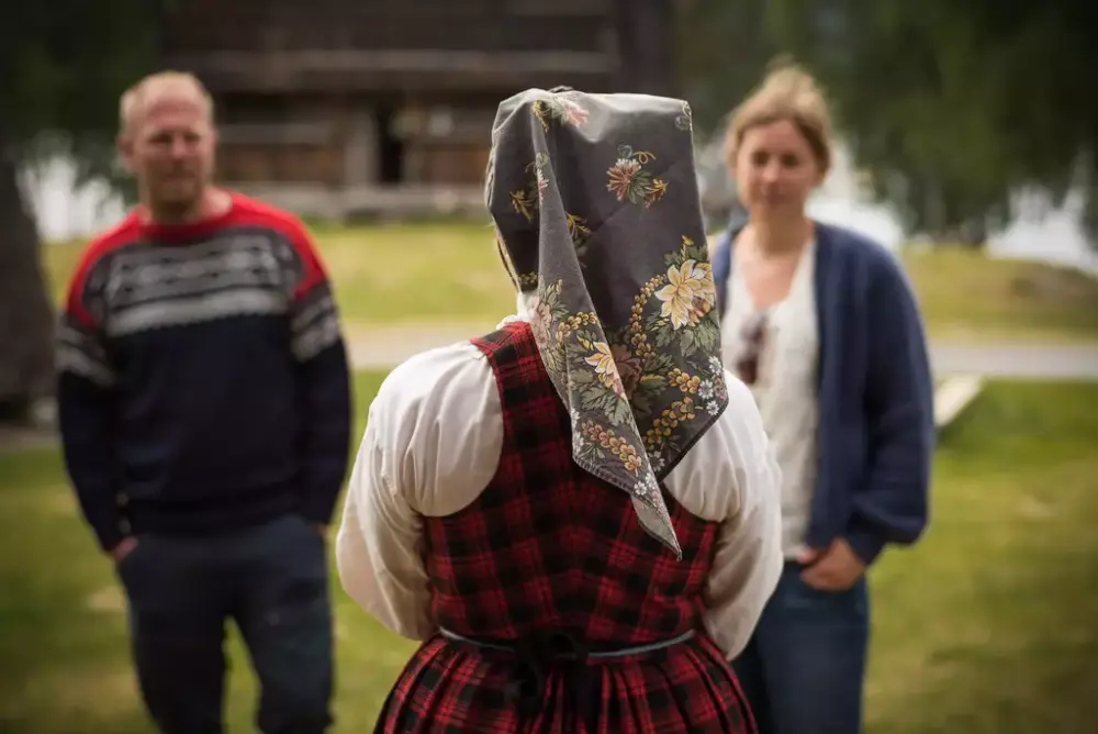 Tre mennesker i samtale på museet