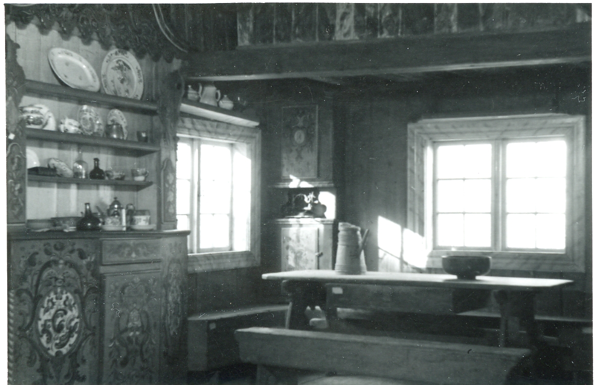Interiør fra Kolsrudstugu  framskap, høgsete, kråskap bord og benk
