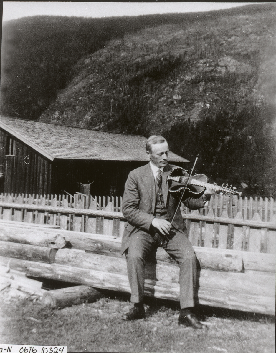 Felespiller Ole Mathismoen spiller hardingfele, 1893-1971
