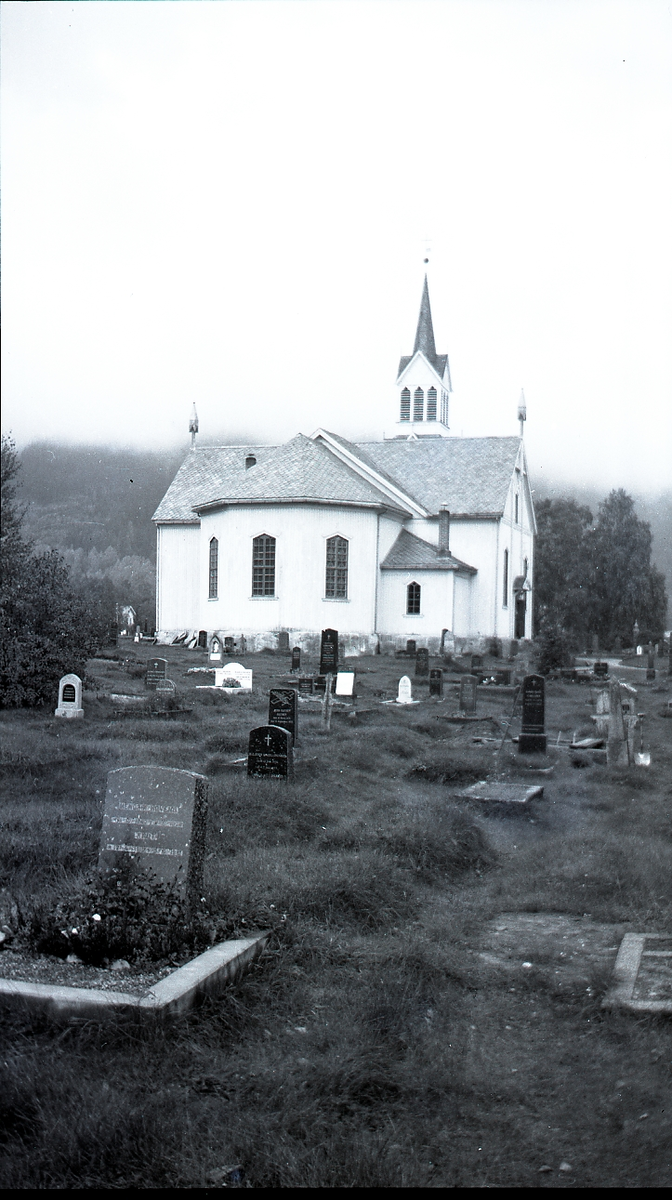 Nes Kirke og kirkegård
Nes Kirke, bygd i 1862, med utvidet kirkegård.
