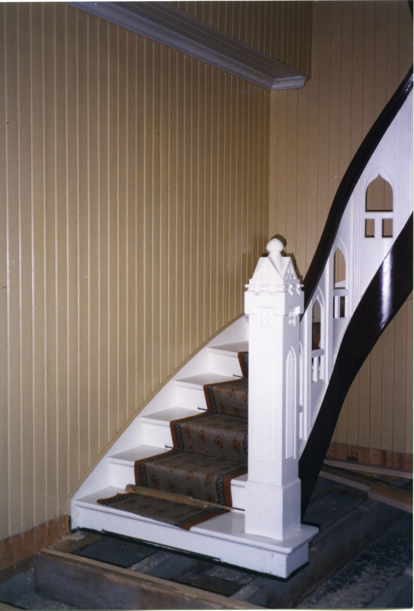 Interiør fra Nedre Trøstheim
Innvendig trapp fra Nedre Trøstheim. Eier Christen Berg  (1998)
