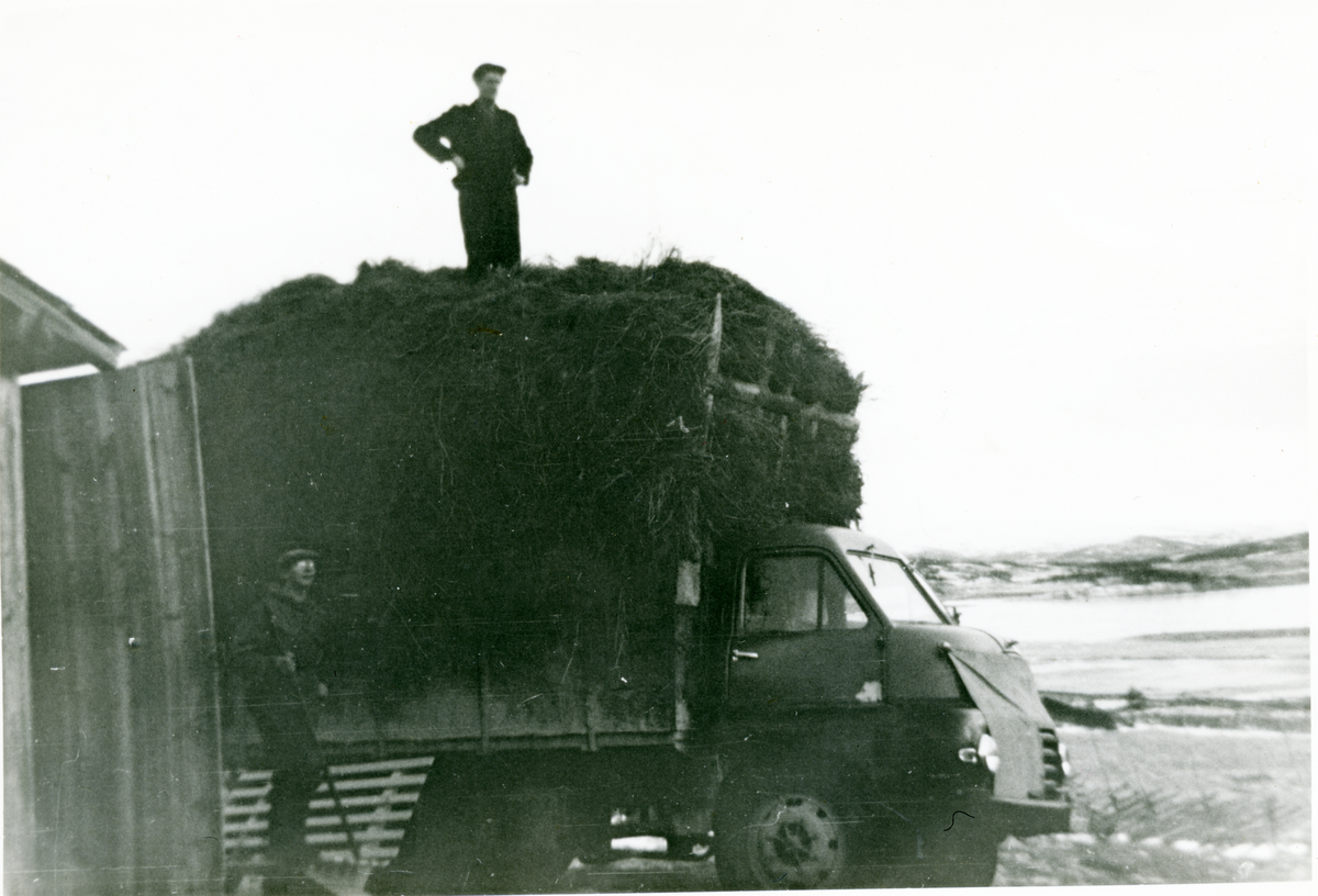 Lastebil
Bedford 1952-modell. Gunnar Tørrisplass på forlasset på Imlan. Sigurd Smette står på bakken. Bildet er tatt i jomjula ca.1960
