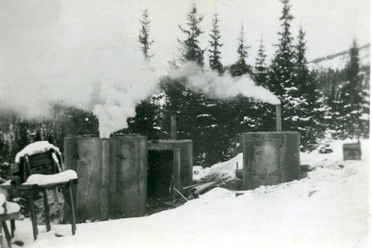 Kullbrenning  på vinteren i Gire. Tre miler som laget kull til generatorer. Det meste ble levert på Nes.
