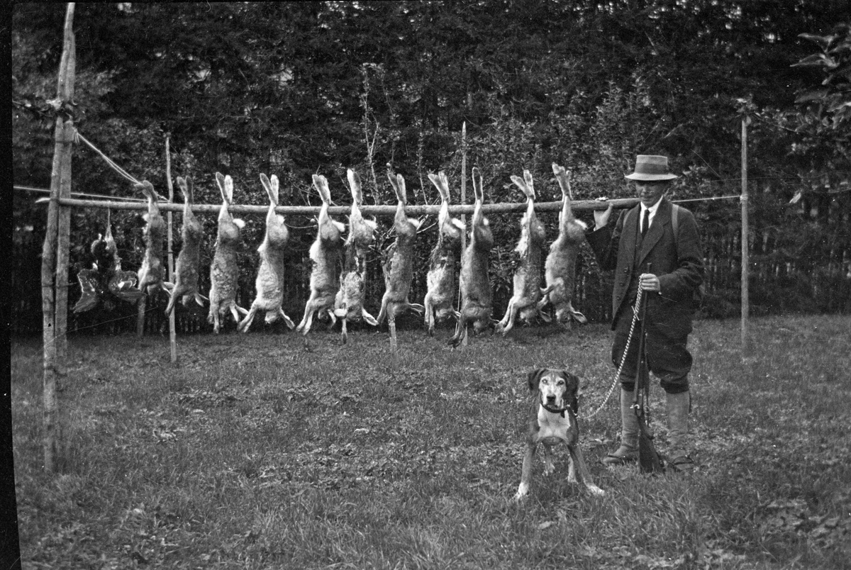 Jakt. Kolbjørn Berg med hund viser fram jaktutbytte.
