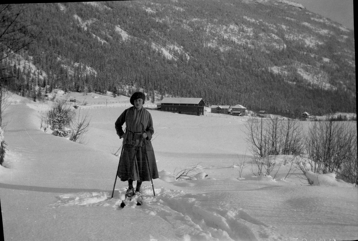 Skitur.
Ragna Berg f. Kolsrud på sktur utpå jordet på Nordre Kolsrud i skjørt.i
