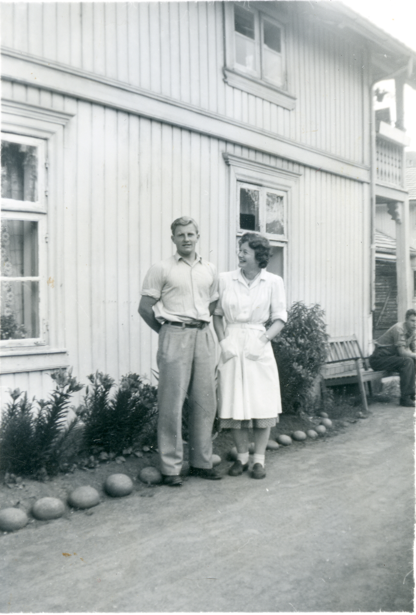 Jan og Anne Grehte Olsen foran bakeriet
