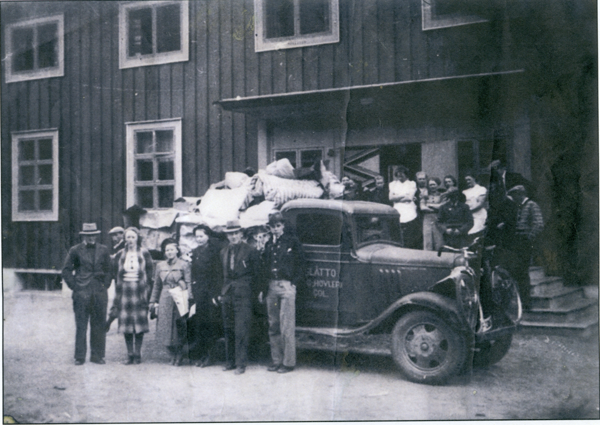 Bilen en Chevrolet 1934-modell tilhørte Slåtto Sag & Høvleri, Gol, står utenfor Hallingdal Realskole. Den ble senere solgt til Embrik Bergheim.
