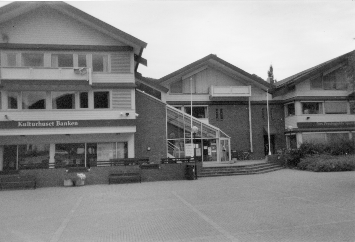 Dette er Kulturhuset Banken til venstre, sett fra indre torg.
