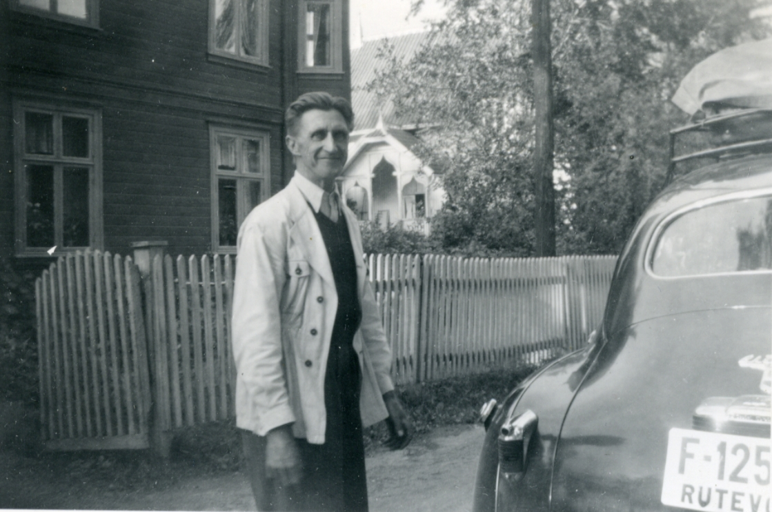 Bilen på bilde tilhører Erik Persmoen. Han var drosjeeier. Bilen er en Chrysler 1946-1948 modell. Registrert som rutevogn.
