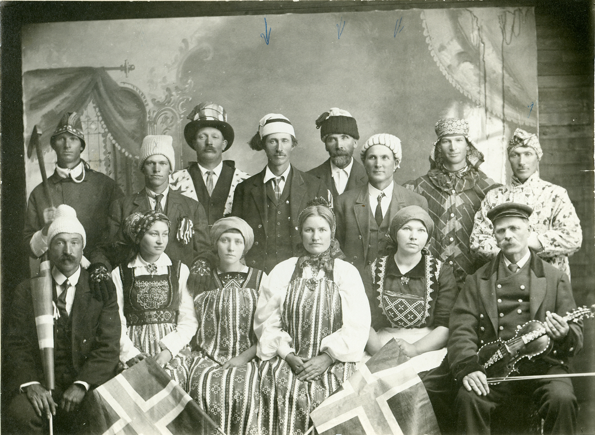 Gruppebilde fra Hallingstevnet i Kenset USA i 1913.
1. rekke fra v: Ole og Klara Grosland.
Spillemannen er Steinar Støen.
