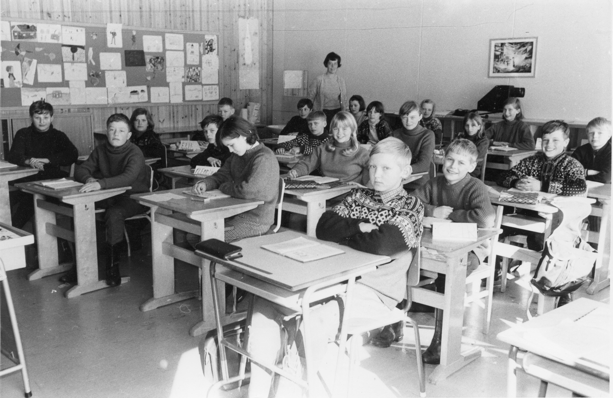 Skole
Elever ved Nes barneskole. Lærer Ida Lagmandokk bak. 
