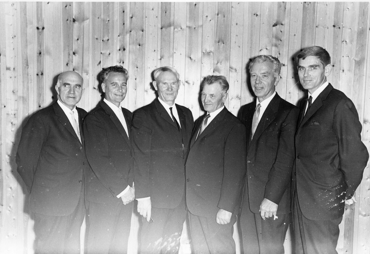 Grupppe
Styret ved Hallingdal realskole. Fra v Carl Riisnæs, Per Vissebråten, Ole Rime, Halvor Haavelmoen, John Milson og rektor Magne Aksnes.
Realskolen ble lagt ned i 1969.
