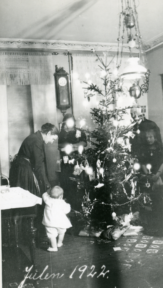 Gang rundt juletreet, julaften,1922.
Julaften i leilighet, Grefsenveien 10, 3.etg.
