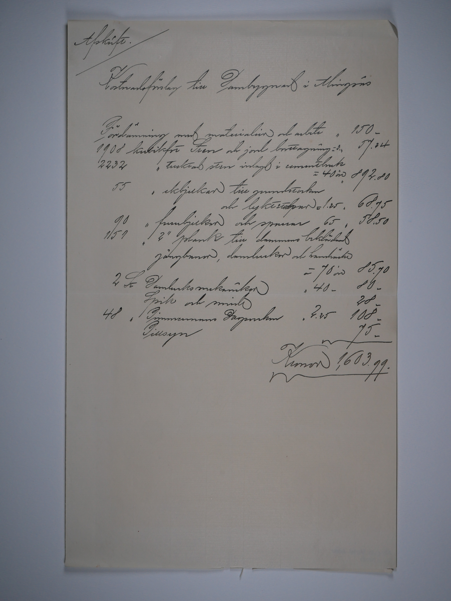 Alingsås Bomullsväveri AB

Kostnadsförslag på dammbyggnad, 1893.
Handskriven uträkning.

Kan det röra fördämningen i Lillån?
Bro ingår i kostnadsförslaget.