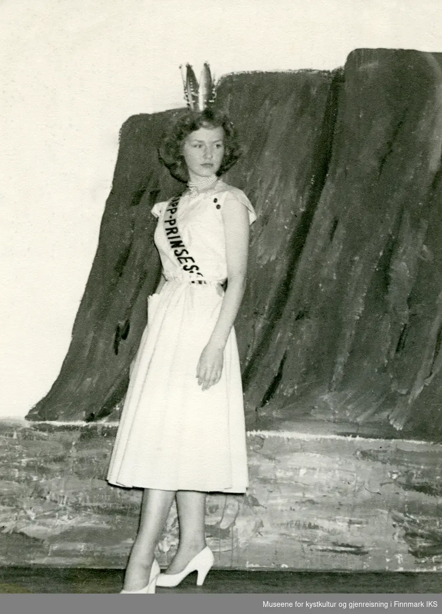 Nordkappfestivalen 1956. Nordkapp-prinsessen Gretha Uttakleiv på Turnhallen i Honningsvåg. Juni 1956.