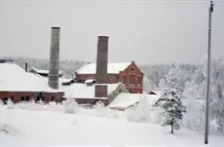 Vinterstemning ved den nedlagte papirfabrikken på Klevfos, Å