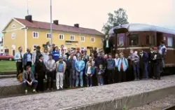 Deltagere på ekstratog for Norsk Jernbaneklubb på Årjäng sta