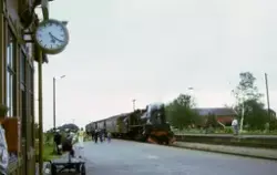 Damplokomotiv 26c 411 med veterantog på Hell stasjon